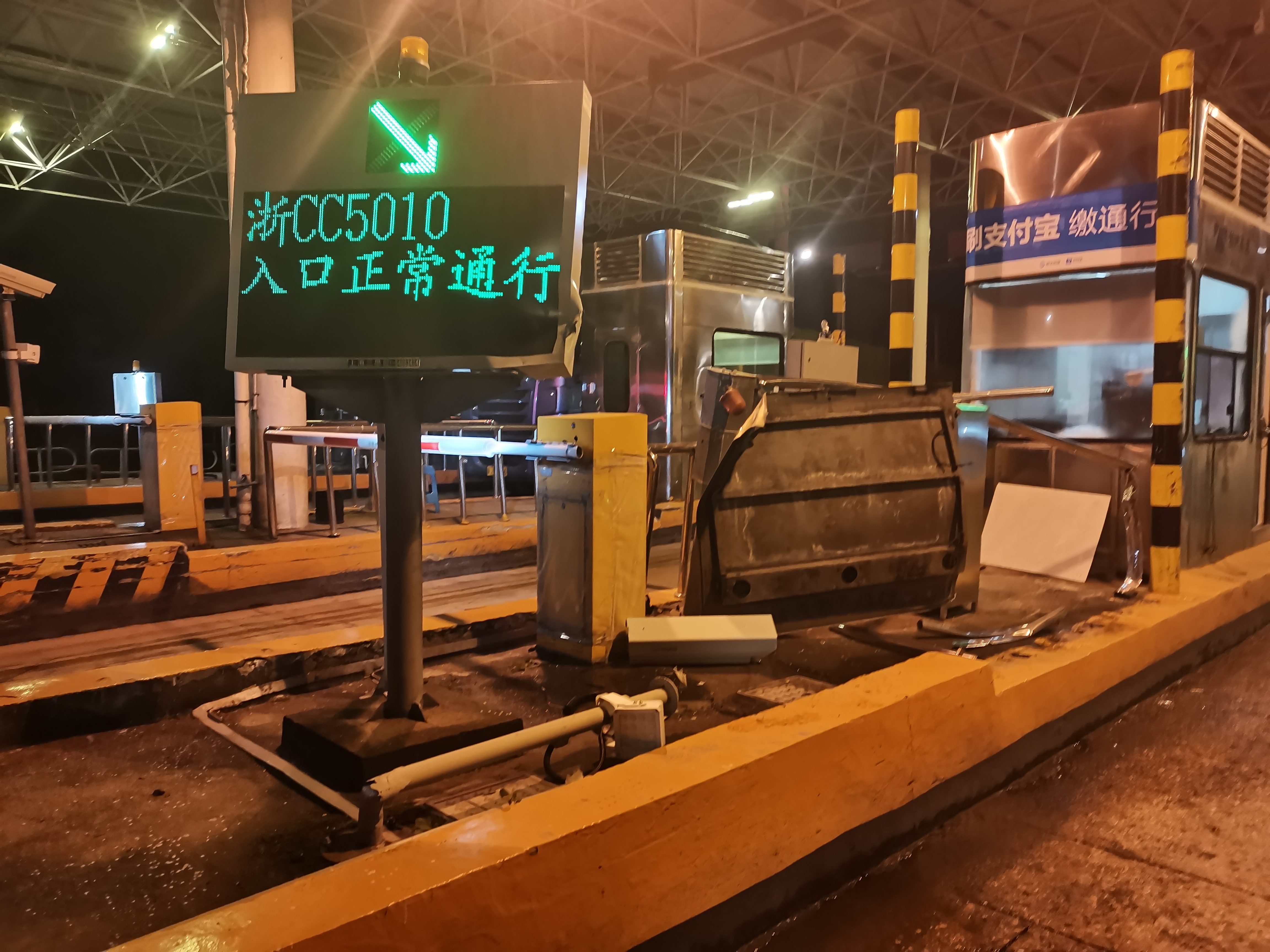 1629097385772368.jpg 設備被撞現(xiàn)場.jpg