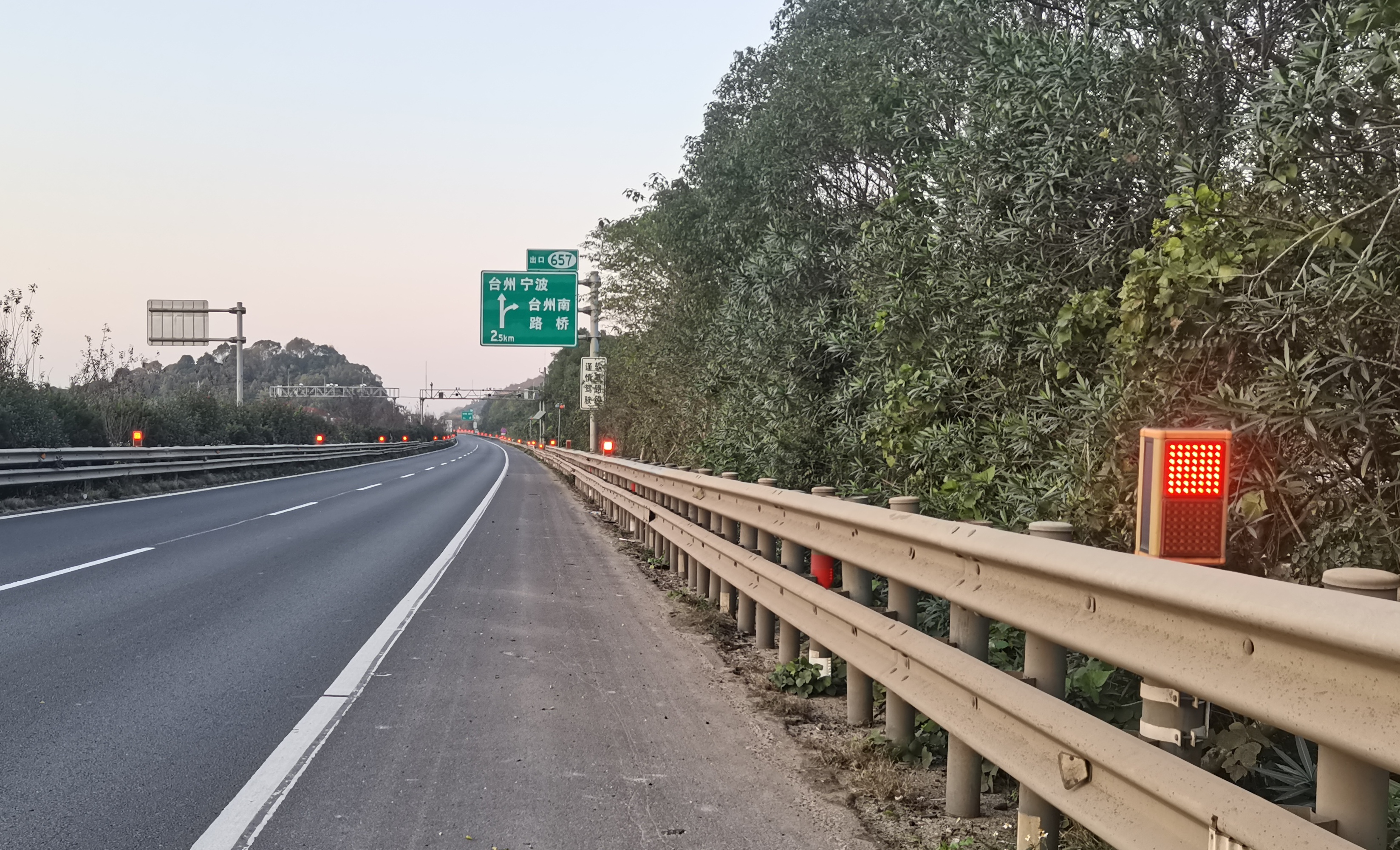 1639556487543861.jpg 黃巖秀嶺水庫庫區(qū)路段安裝的智能霧燈.jpg