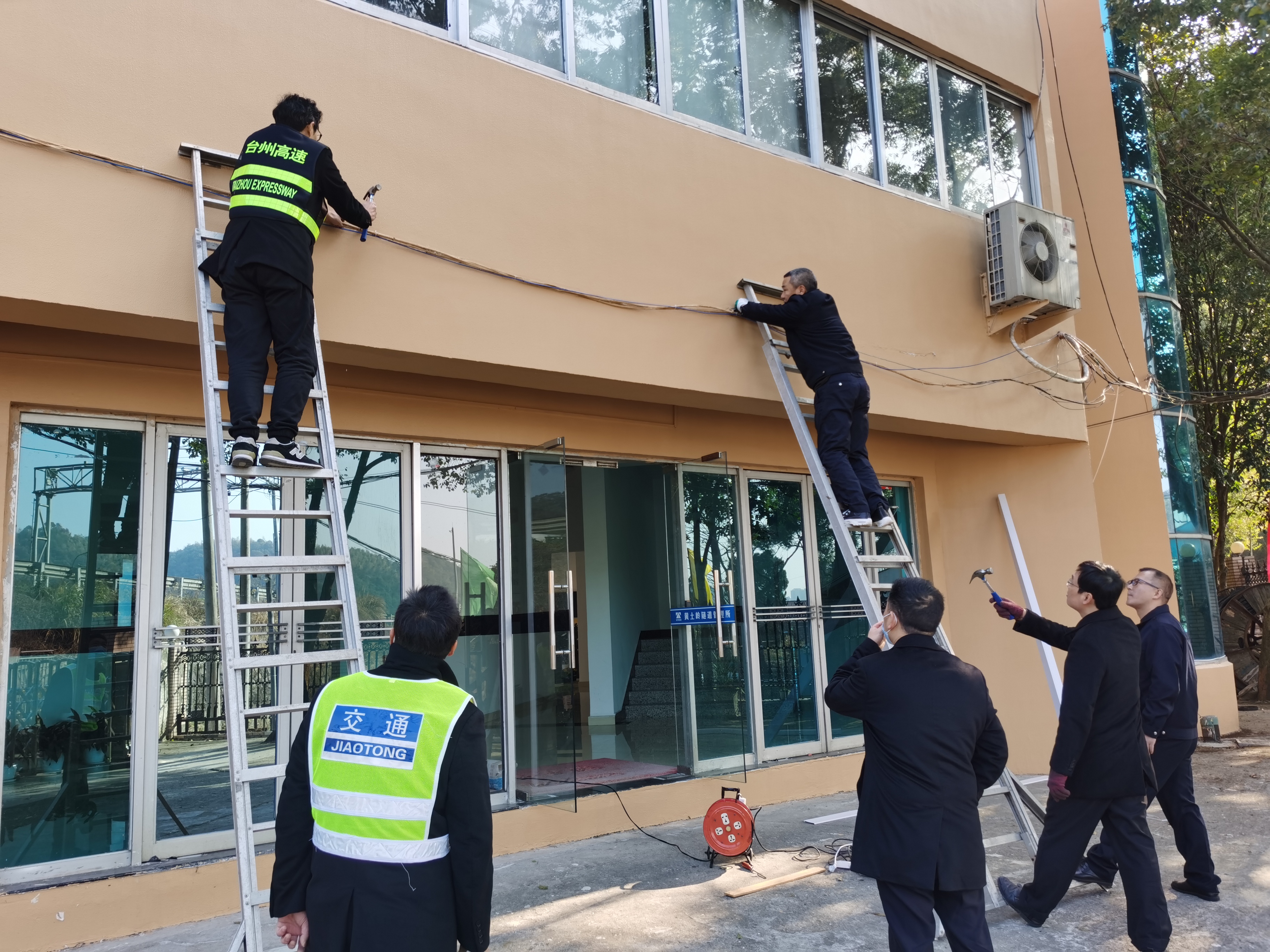 1649918846386518.jpg 執(zhí)勤一隊(duì)整理零亂電線林玲攝.jpg