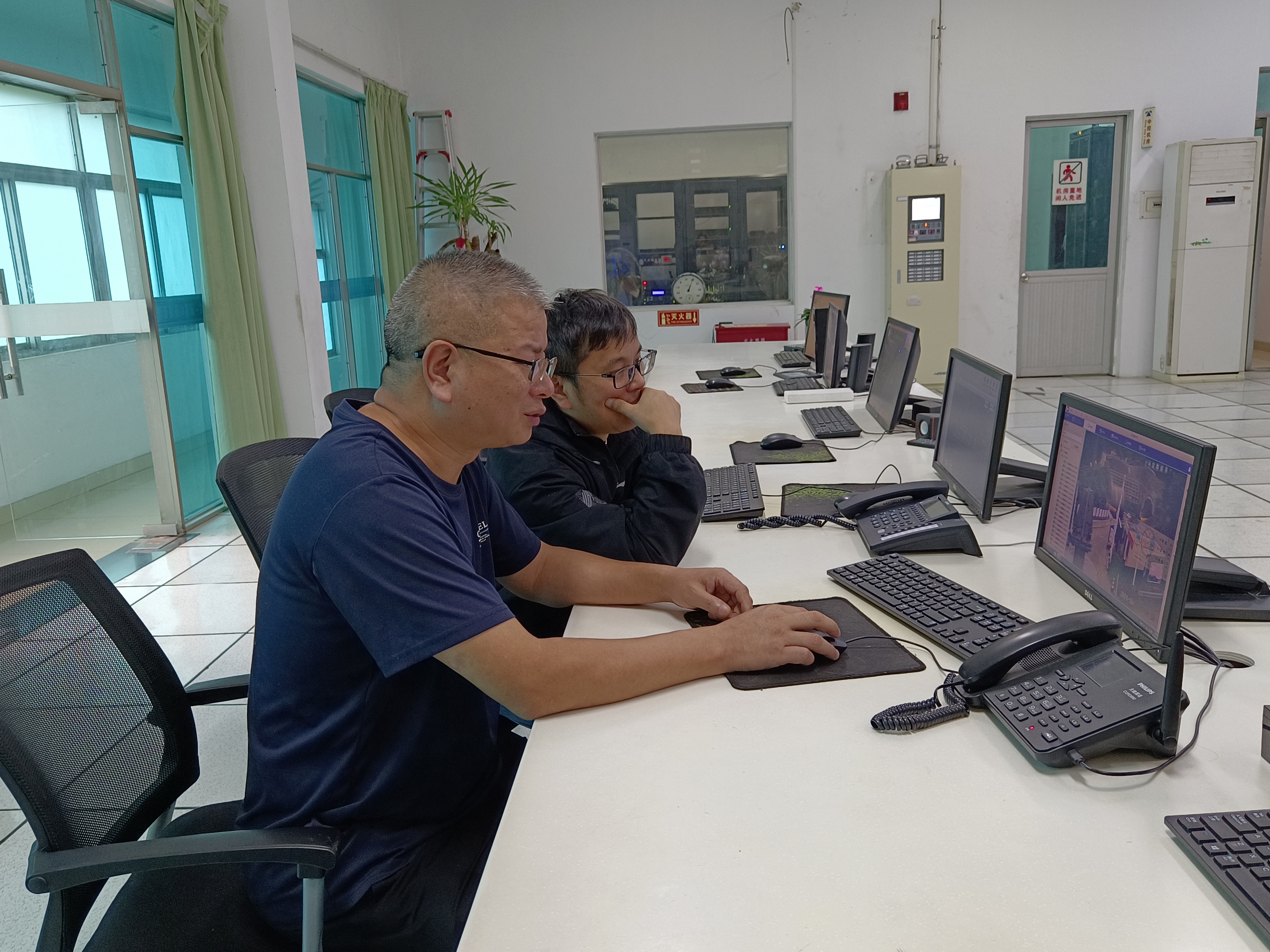 1730448549259727.jpeg 2024.10.31審核人員在中控現(xiàn)場(chǎng) 陳智慧攝.jpeg
